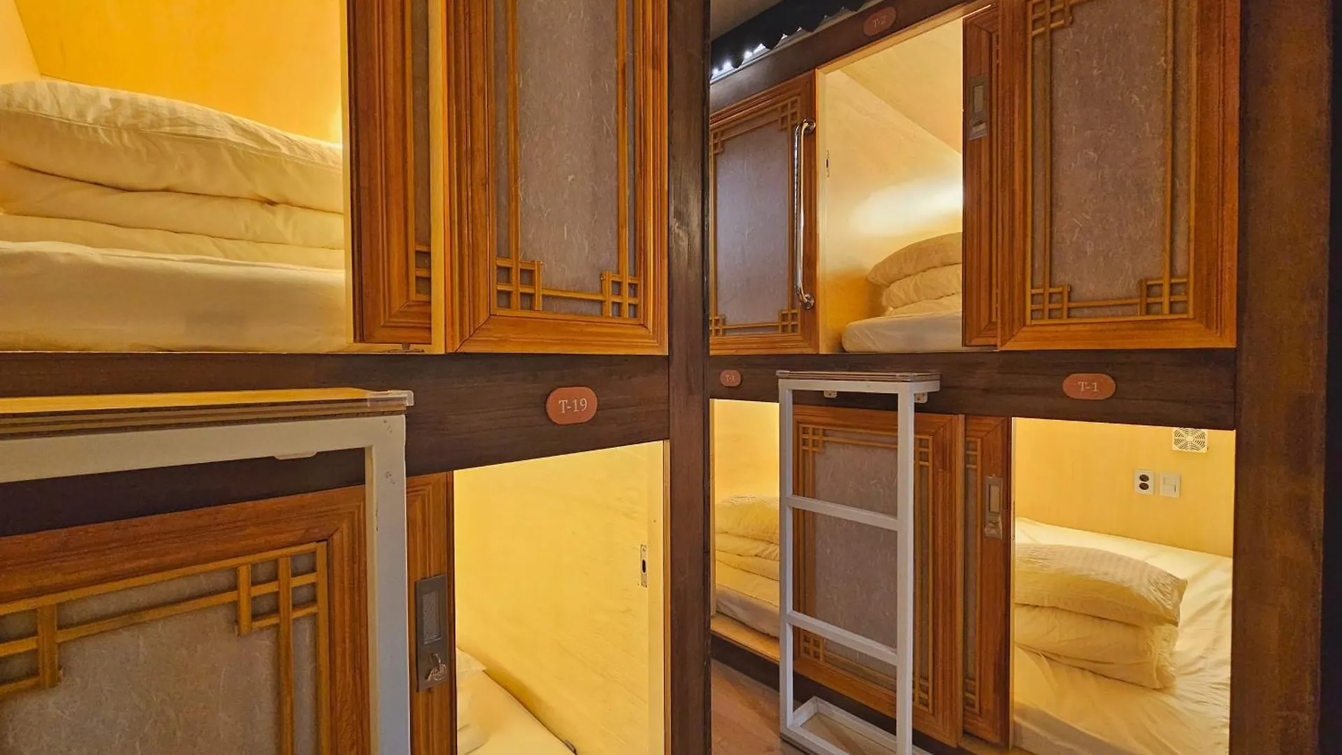 82 Capsule Hotel سيول