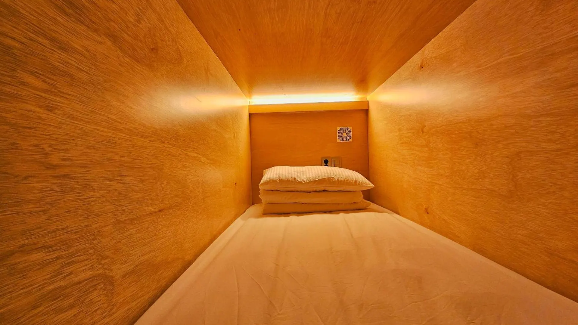 82 Capsule Hotel سيول