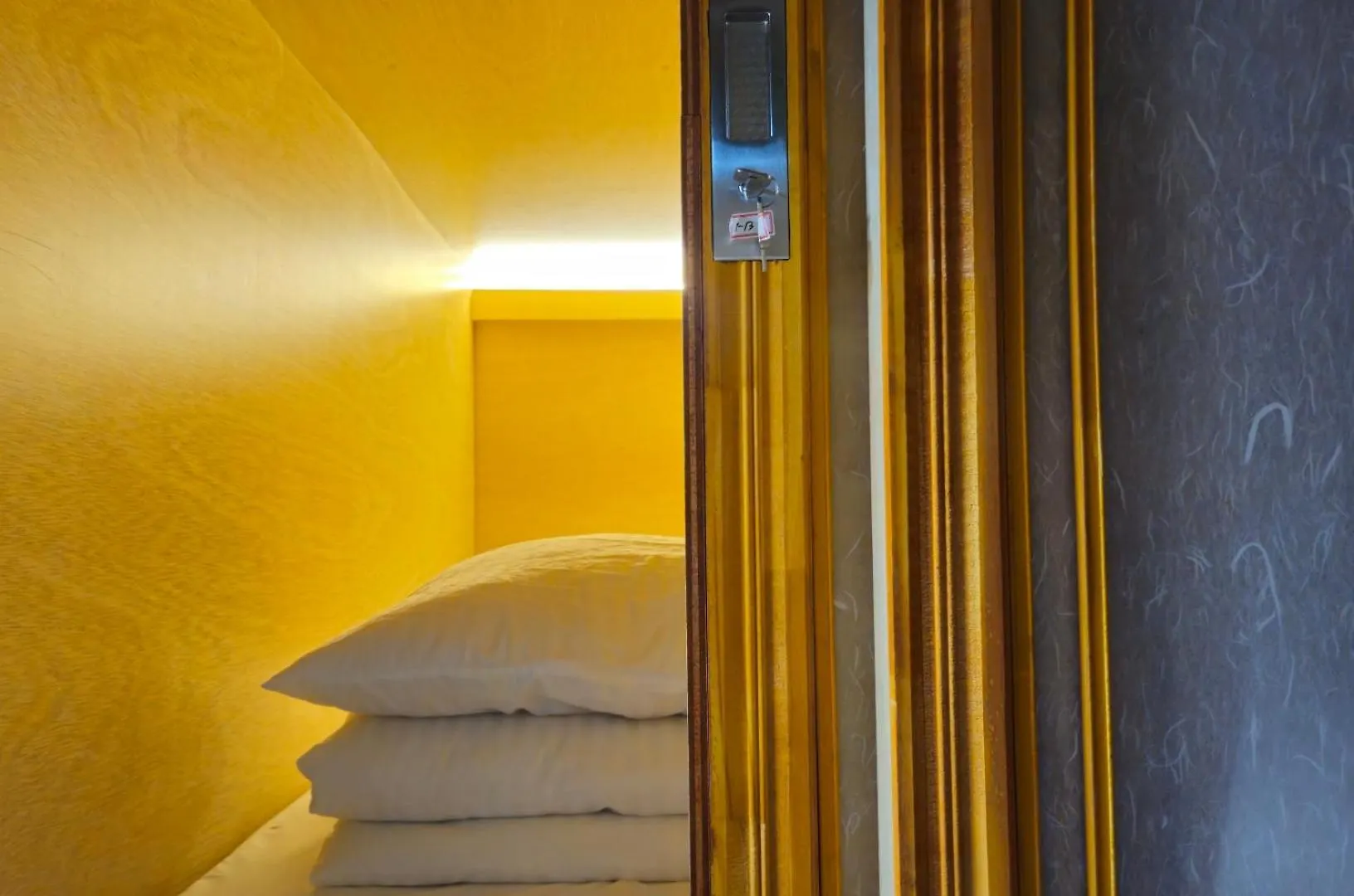 82 Capsule Hotel سيول